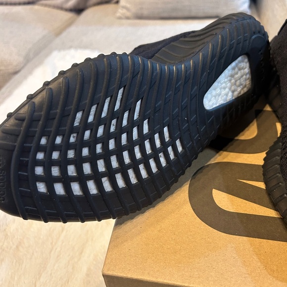 Yeezy Boost 350 V2 Onyx sz10 - Picture 4 of 4